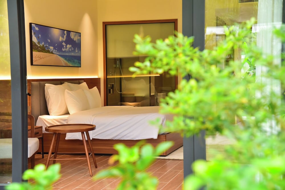 Premier Room, 1 King Bed, Private Bathroom, Garden View