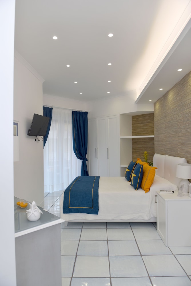 Superior Double Room, Balcony, Partial Sea View photo 2