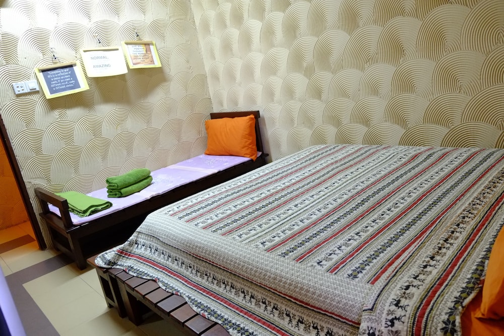 Standard Triple Room (1 Queen + 1 Futon) photo 1