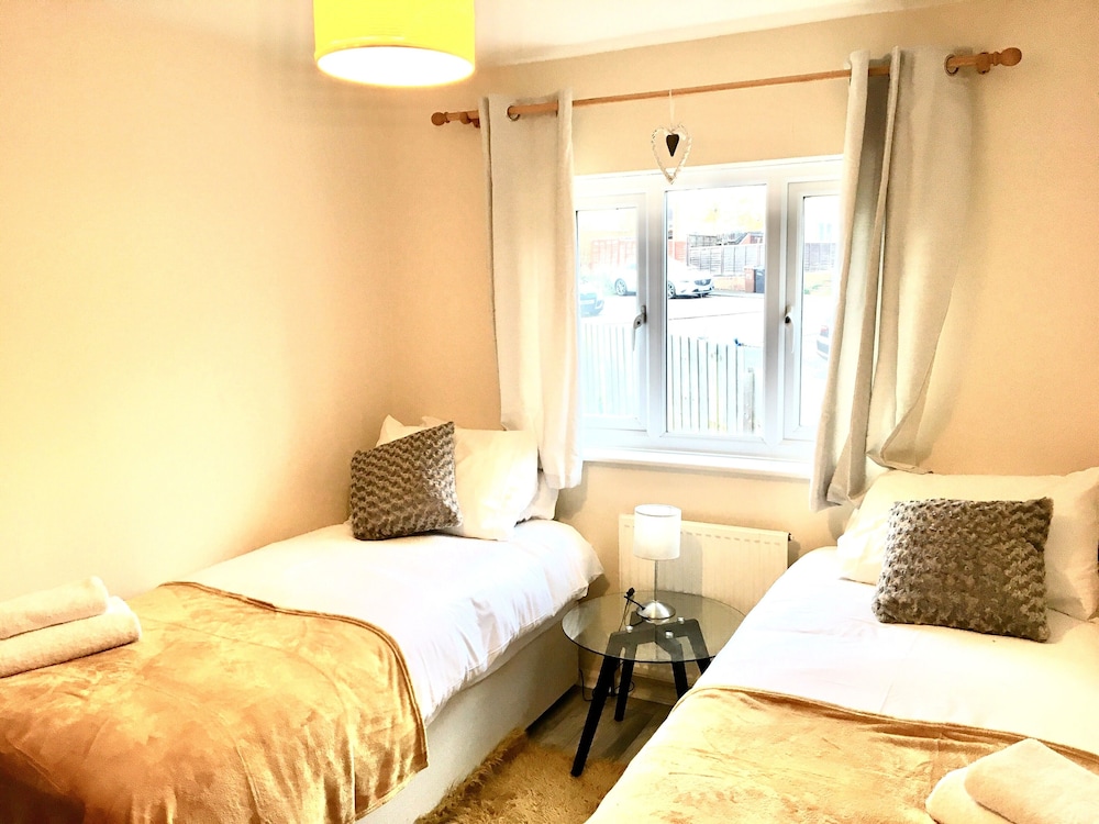 2 Bedroom House photo 2