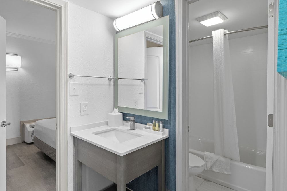 Schooner Oceanfront Deluxe Mini Suite - Photo 12