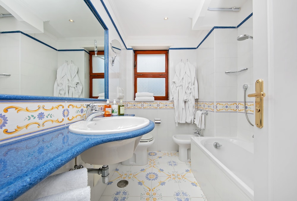 Standard Double or Twin Room, Balcony, Garden View - Photo 7