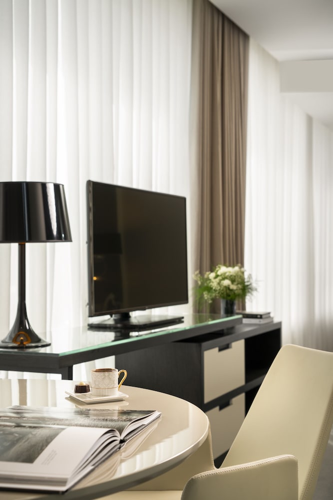 Spacious Centro Corner Suite photo 3
