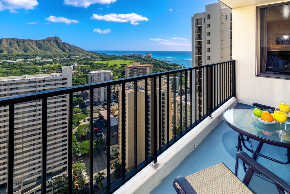 Diamond Head and Ocean views with King Bed and Parking: Apartment, 1 Bedroom, Balcony, Ocean View (0041) photo