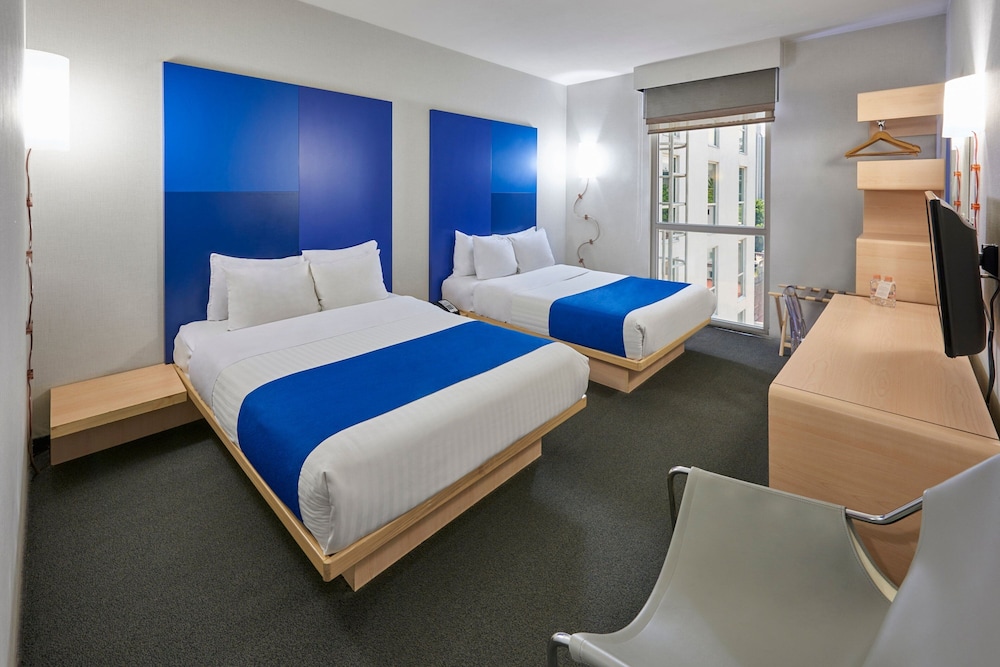 Room, 2 Double Beds, View - Photo 4