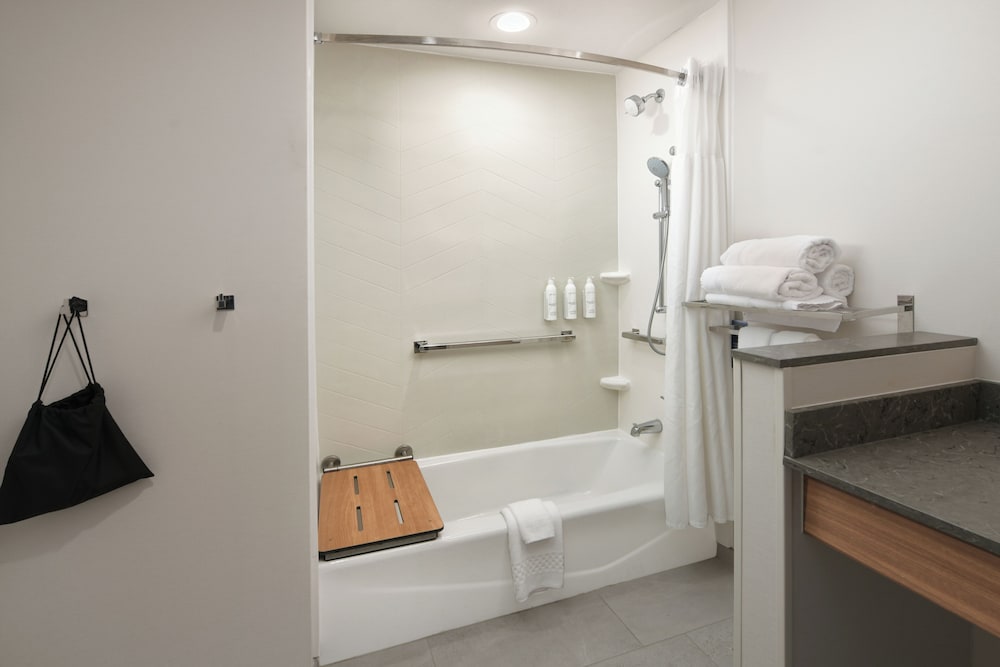 Room, 2 Queen Beds (Mobility/Hearing Accessible, Tub) - Photo 5