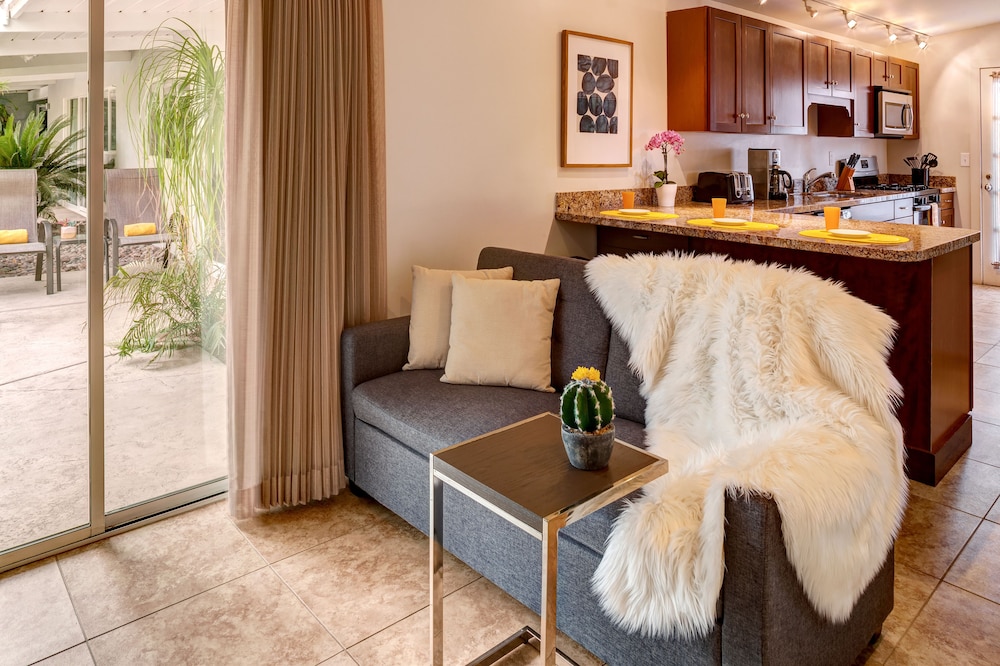 Signature Suite, Kitchen, Pool View photo 2