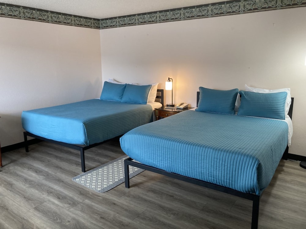 Standard Room, 2 Queen Beds, Non Smoking - Photo 11