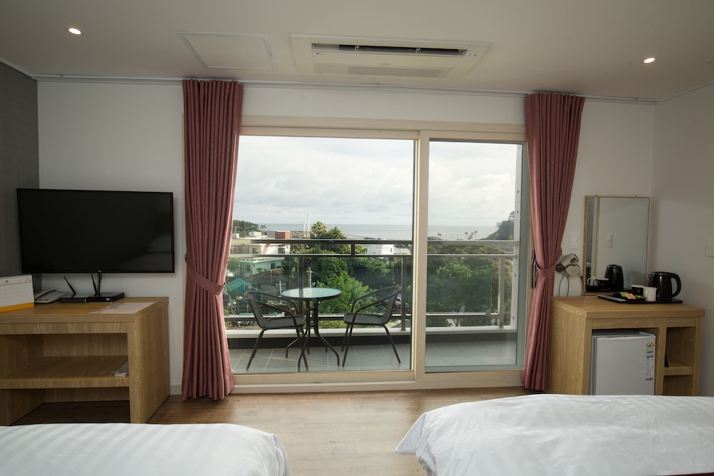 Deluxe Twin Room, City View (B)