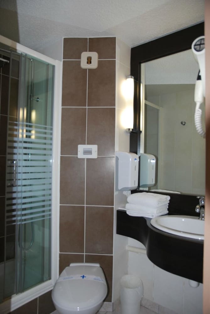 Standard Room, 2 Twin Beds - Photo 7
