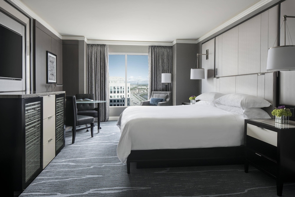Premier Room, 1 King Bed - Photo 1