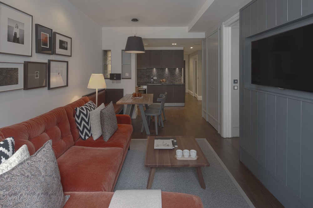 Luxury One Bedroom Apartment (With Bed Alcove)