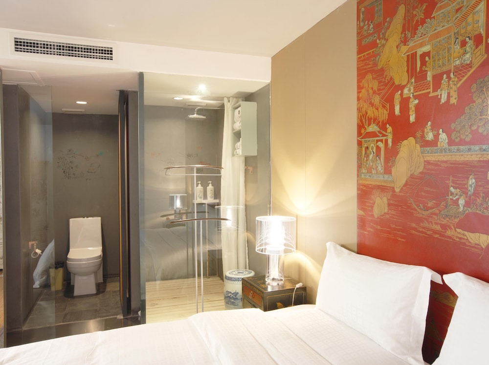 Superior Room, 1 King Bed photo 3