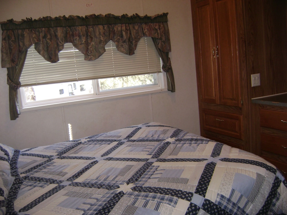 Cottage, Multiple Beds, Kitchen, River View (Linens Included Pets Permitted) photo 1