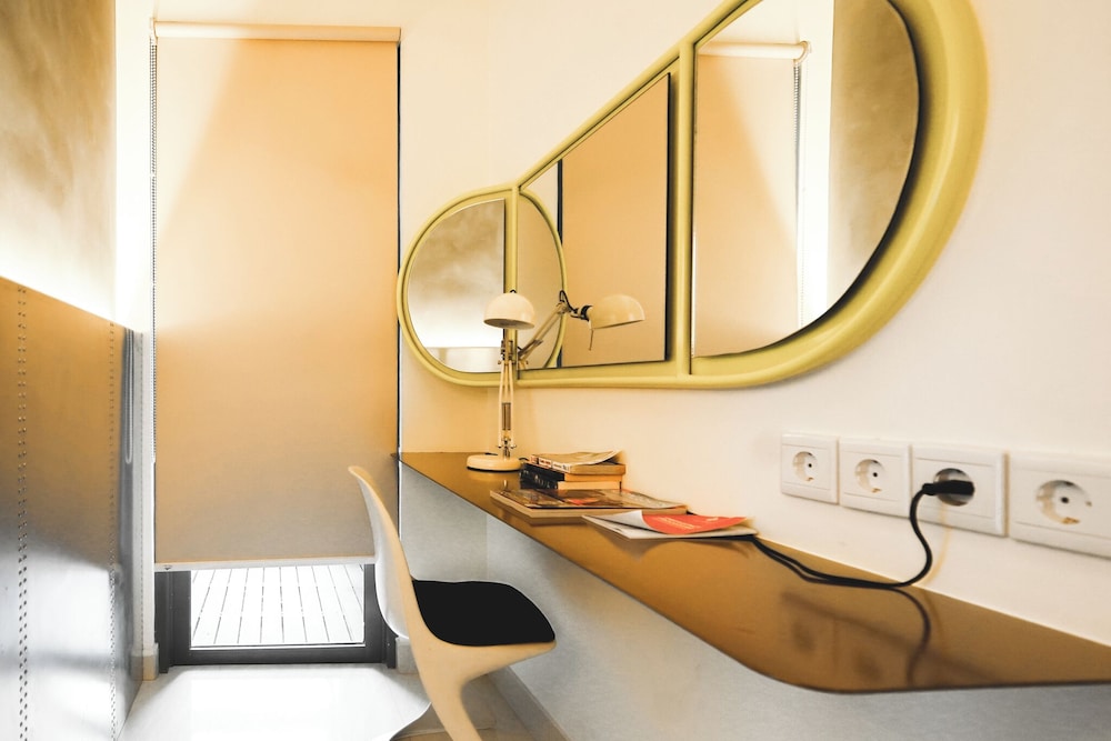 Suite - Photo 1