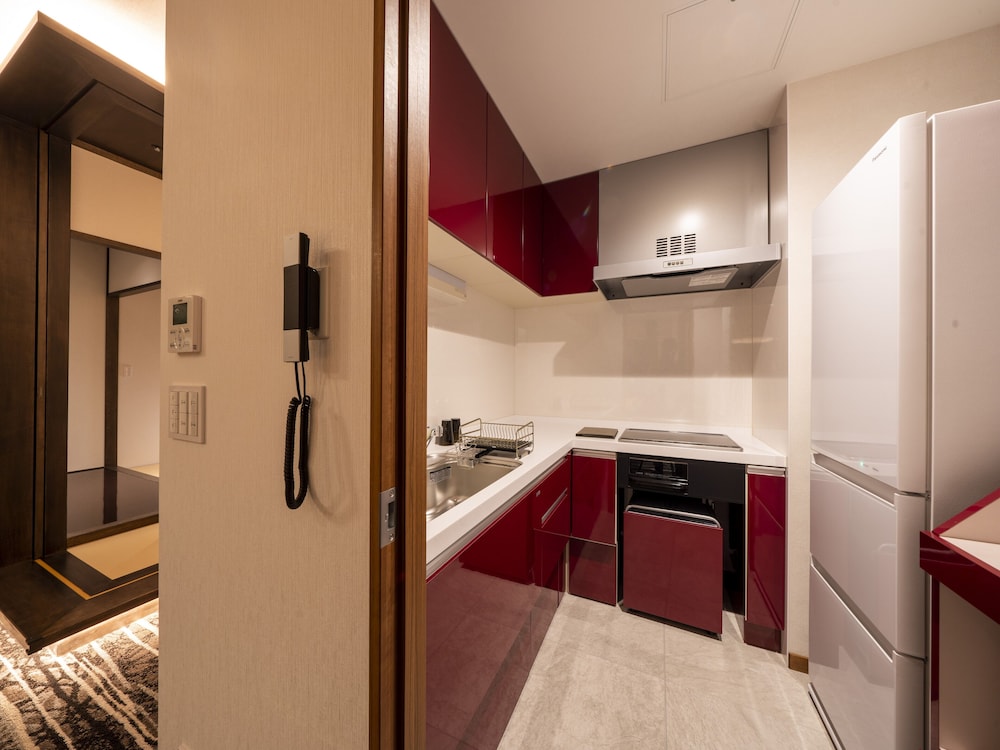 Royal Suite, Non Smoking (Housekeeping Once Every 3 Days) - Photo 2