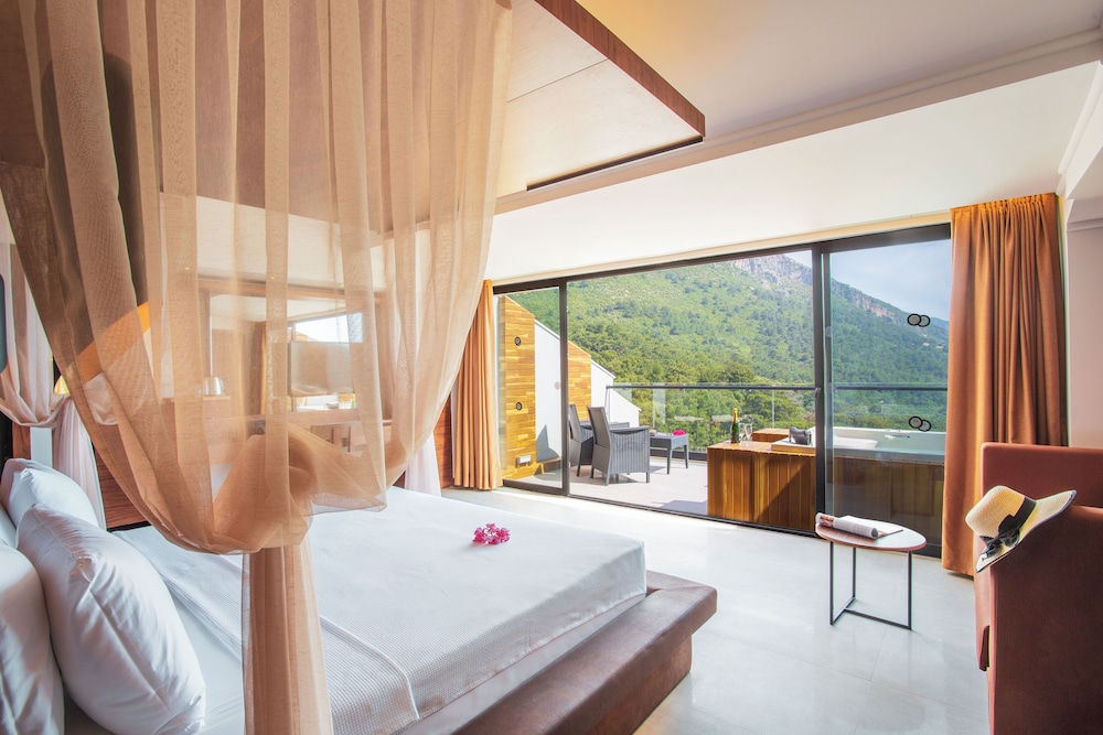 Luxury Suite, Balcony, Pool View