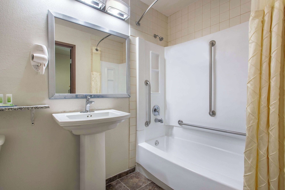 Room, 1 King Bed, Accessible, Non Smoking (Mobility,Tub w/Grab Bars) - Photo 2