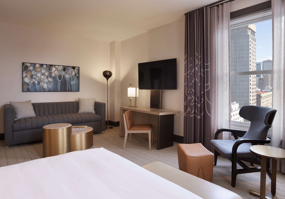 Junior Suite, 1 King Bed, Accessible (Mobility & Hearing, Roll-In Shower) - Photo 8