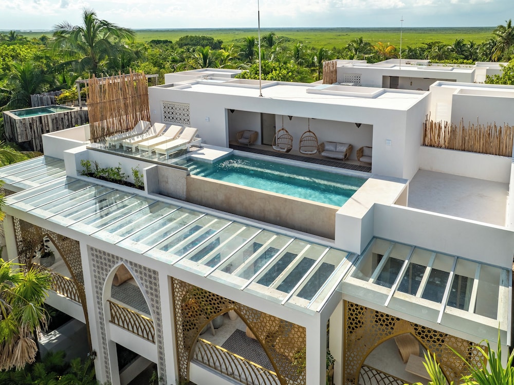 Rooftop Penthouse Pool Master Suite
