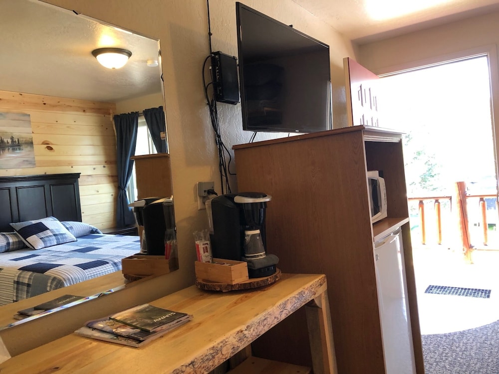 Classic Single Room, 1 Queen Bed, Refrigerator & Microwave, Hill View photo 3