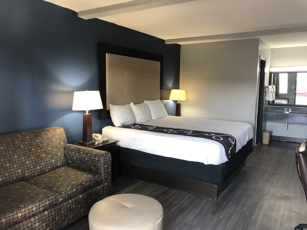 Classic Room, 1 King Bed, Non Smoking photo 3