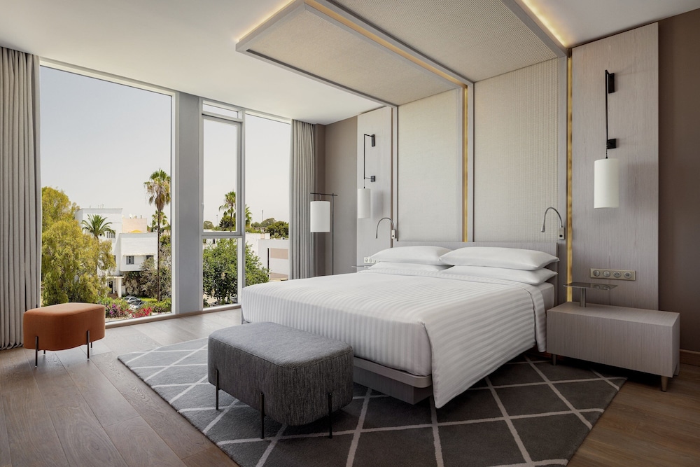Executive Suite, 1 King Bed, City View - Photo 4
