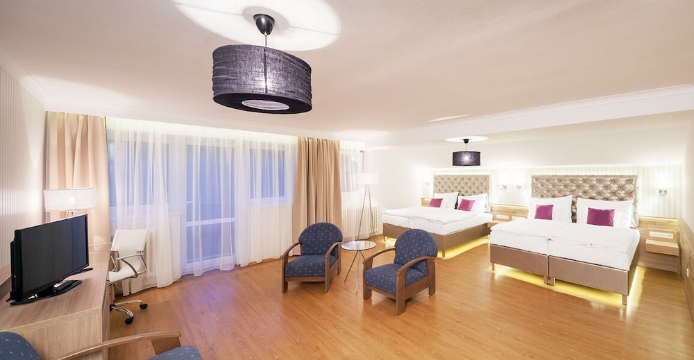 Deluxe Studio Suite, 2 Bedrooms, Mountain View