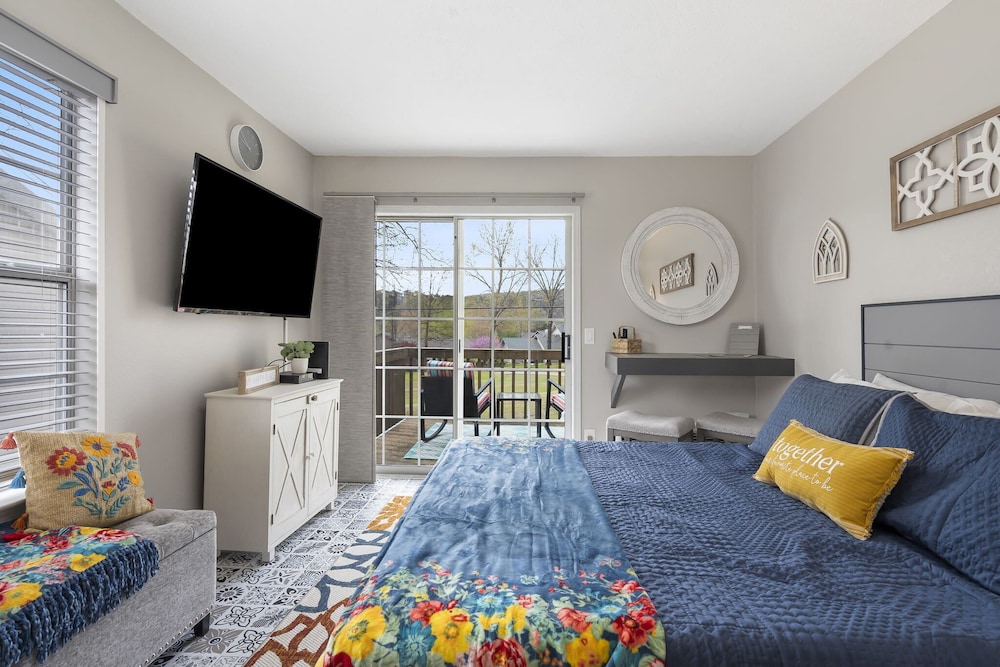 Studio Suite, 1 Queen Bed, Balcony, Golf View (Happy Place Hideaway)