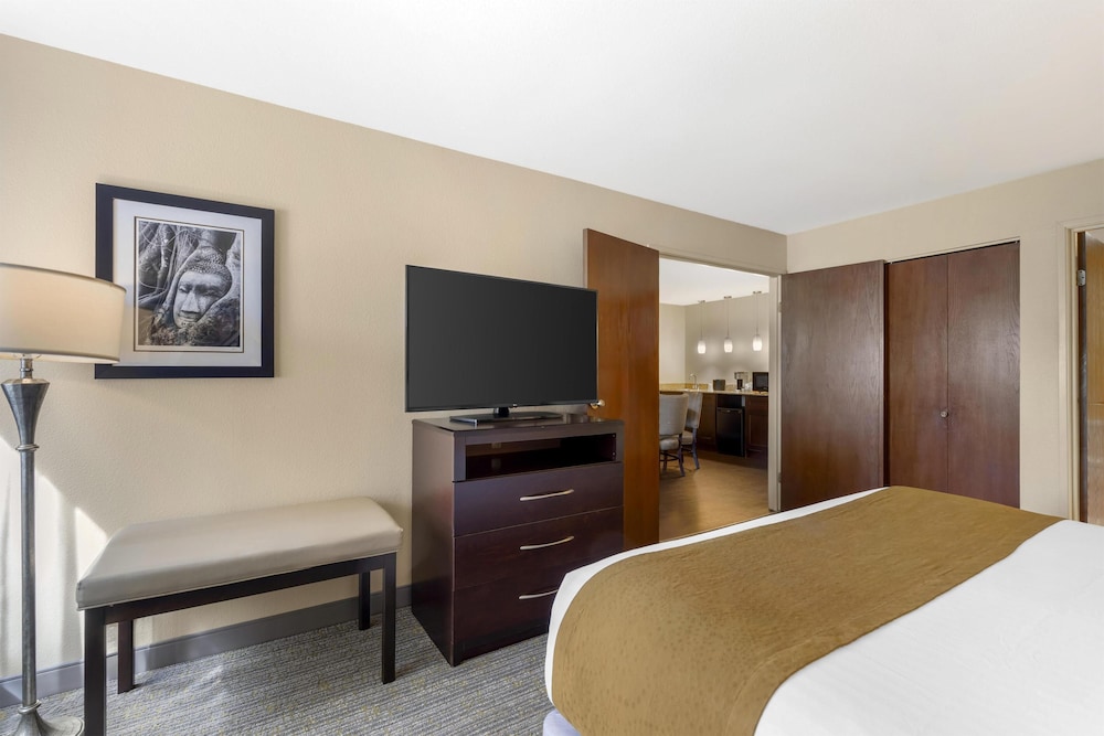 Suite, 1 King Bed, Refrigerator & Microwave, Golf View (Living Room) photo 3