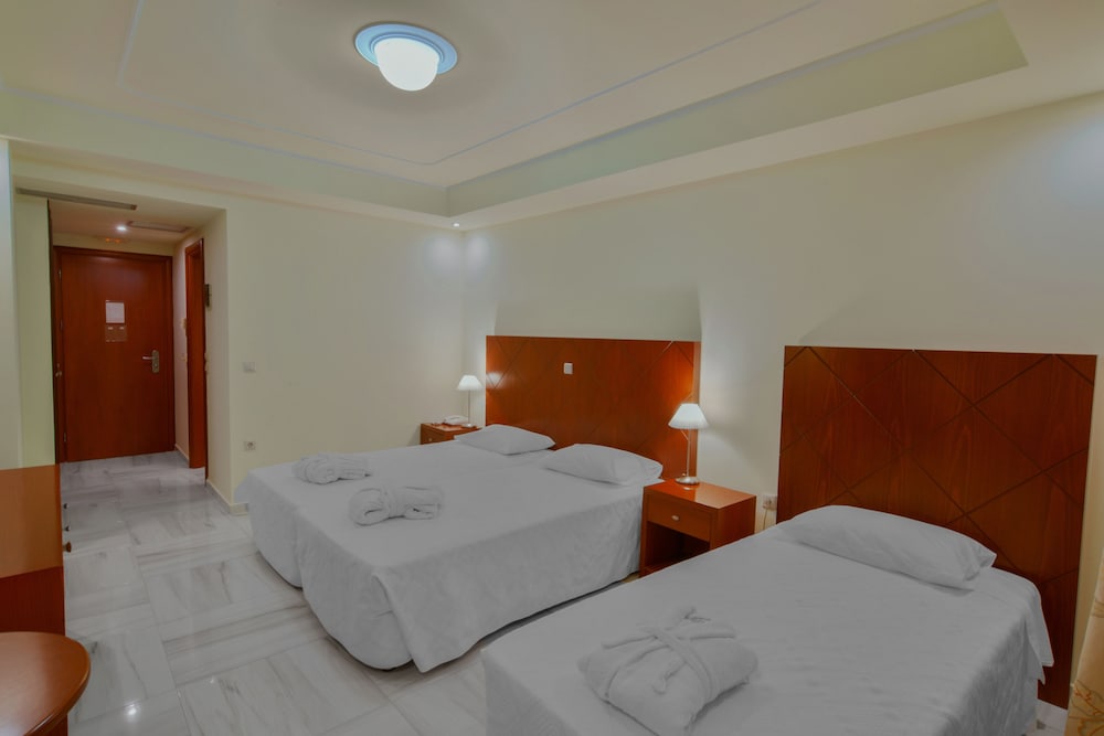 Executive Triple Room, Partial Sea View photo 3