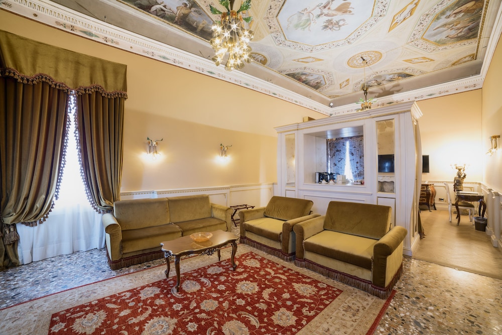 Family Room - Photo 10