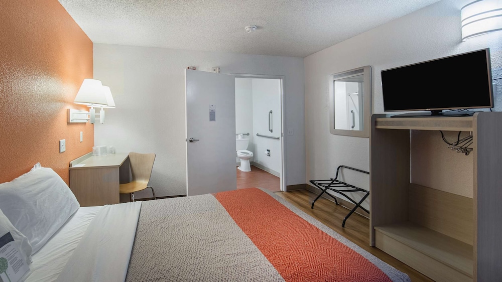 Standard Room, 1 Double Bed, Accessible, Non Smoking photo 2