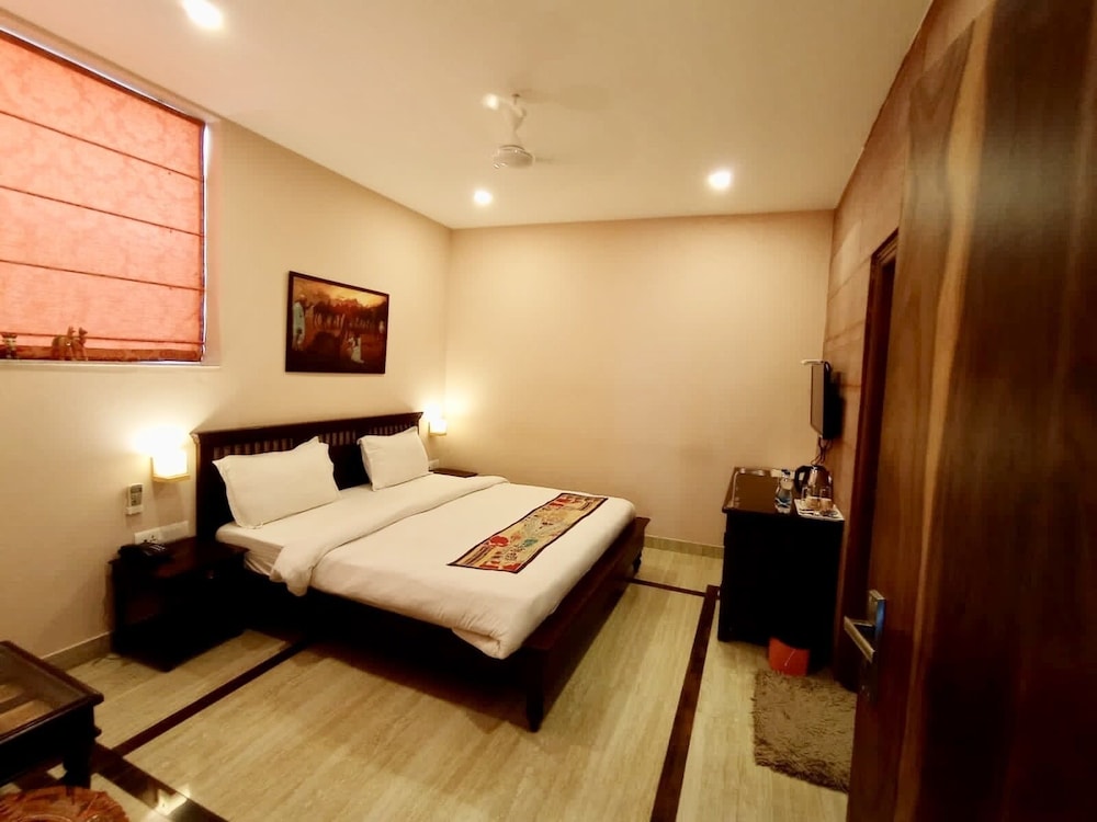 Standard room, King Bed (No windows) - Photo 3