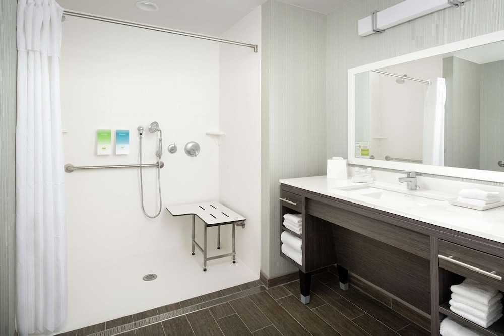 Studio, 2 Queen Beds, Accessible (Roll-In Shower) photo 3