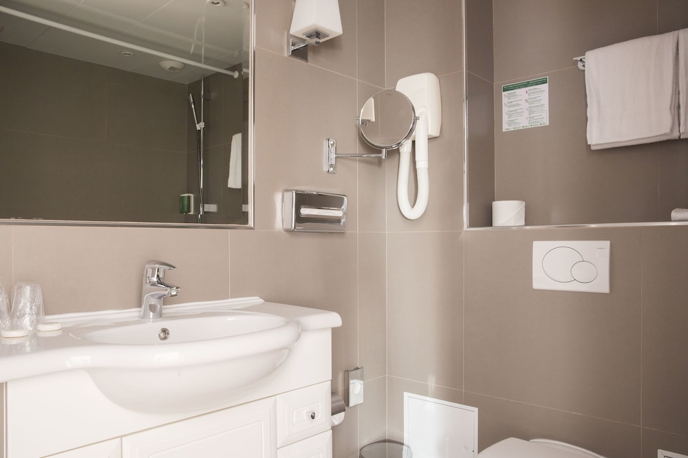 Deluxe Double Room (Bathtub) photo 3