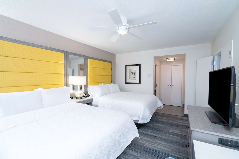2 Queens Suite w/ Sofabed - Photo 1