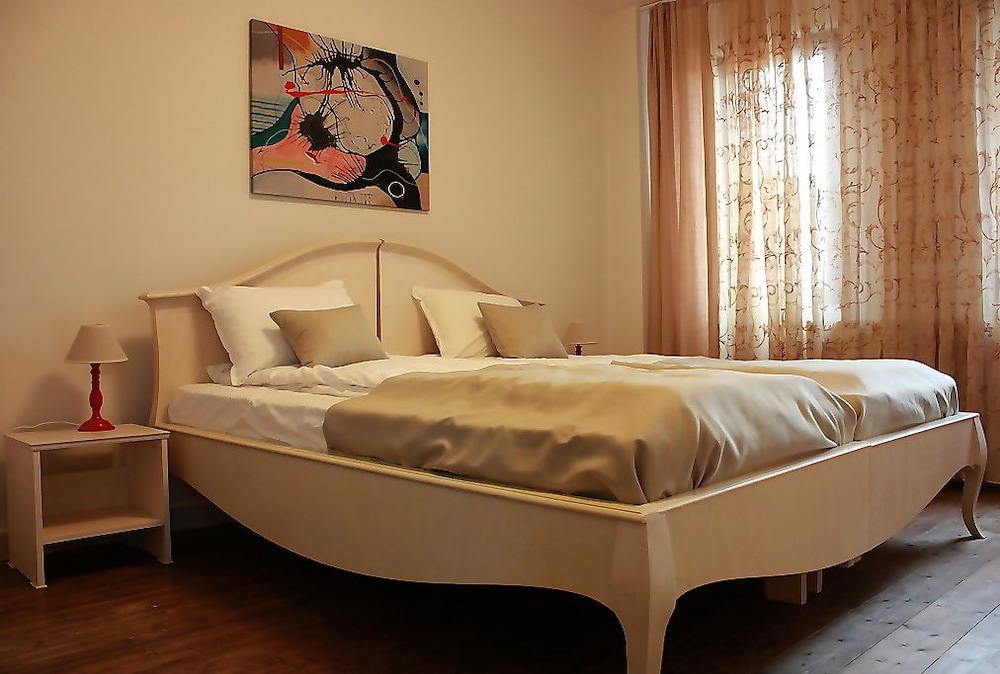 House, 4 Bedrooms, River View photo 3