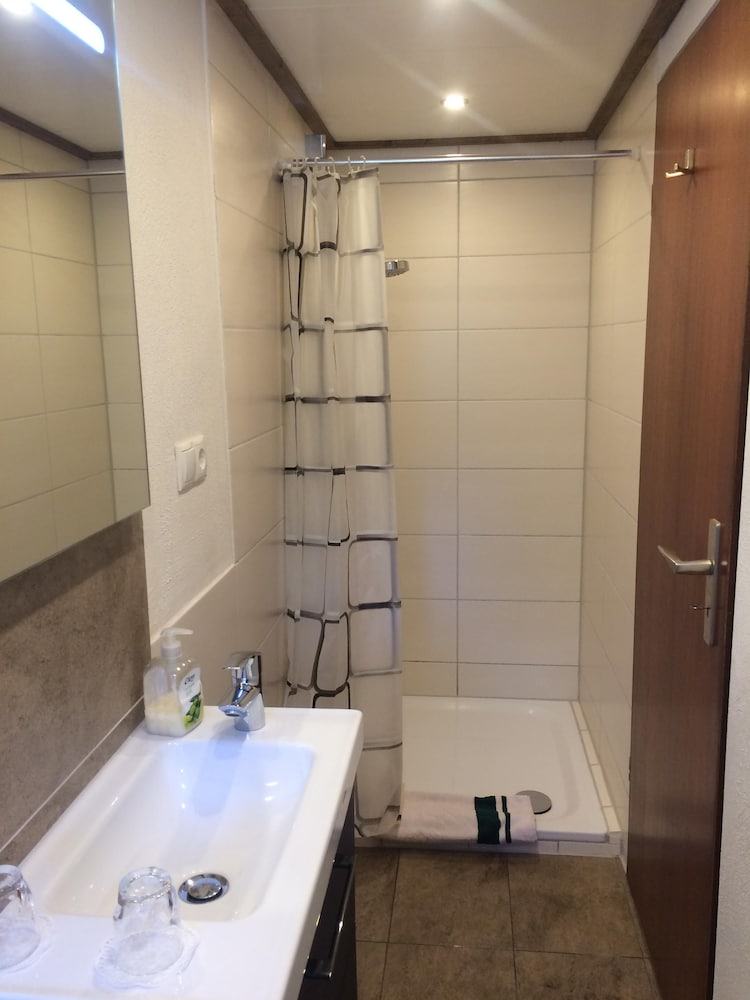 Economy Double Room, Private Bathroom - Photo 4