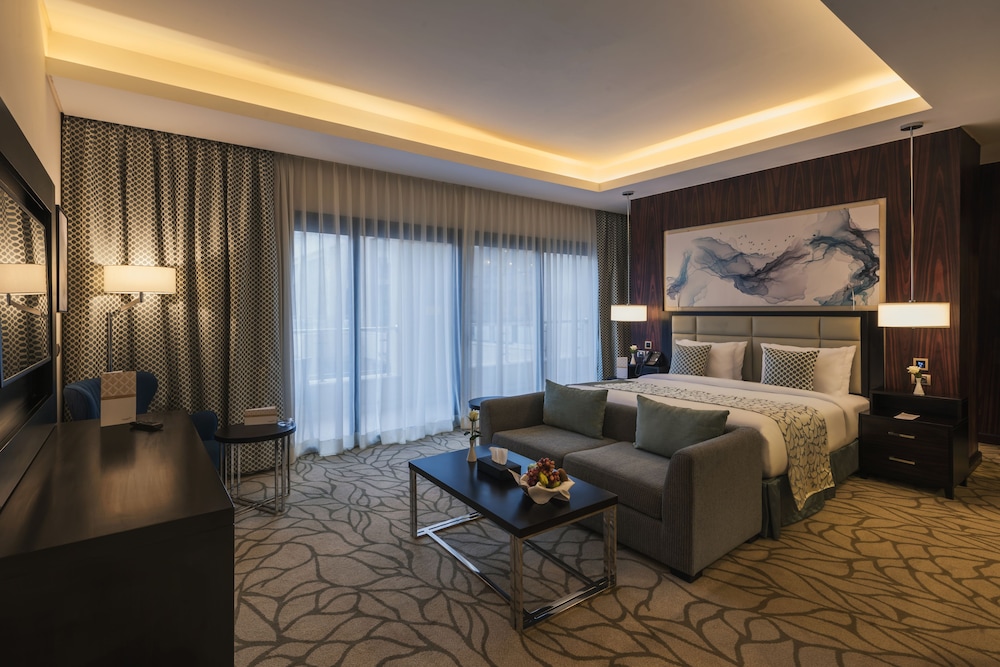 Premium Room, 1 King Bed, Pool View - Photo 2