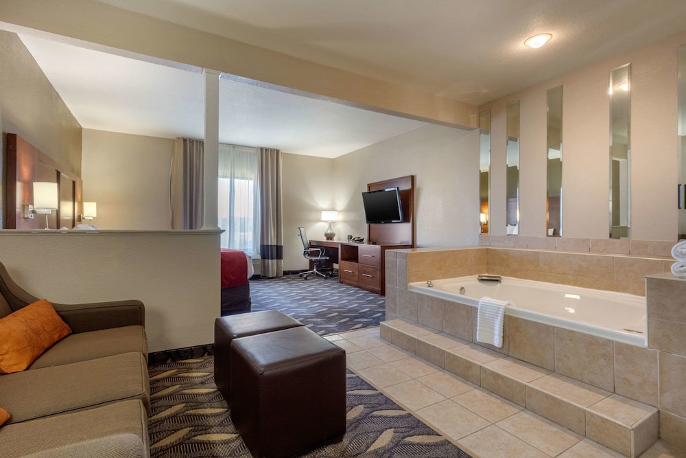 Suite, Multiple Beds, Non Smoking (Upgrade) - Photo 2