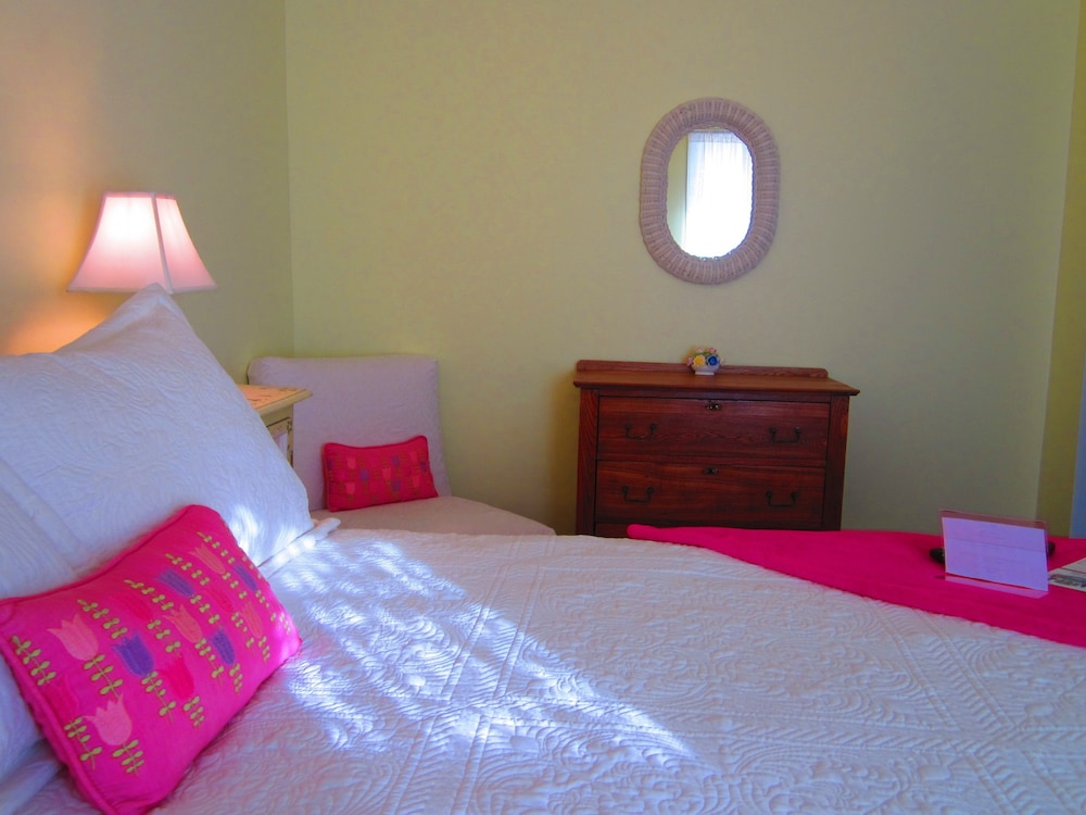 Standard Room, 1 Queen Bed, Shared Bathroom (Room 1)