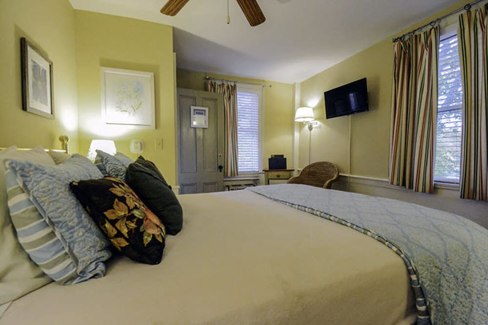Deluxe Room, 1 Queen Bed, Private Bathroom photo 3
