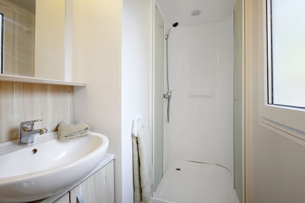 Deluxe Mobile Home, 3 Bedrooms, Kitchen photo 2