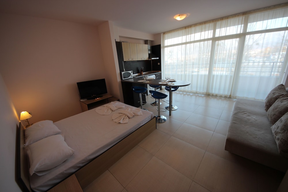 Family Studio, Balcony