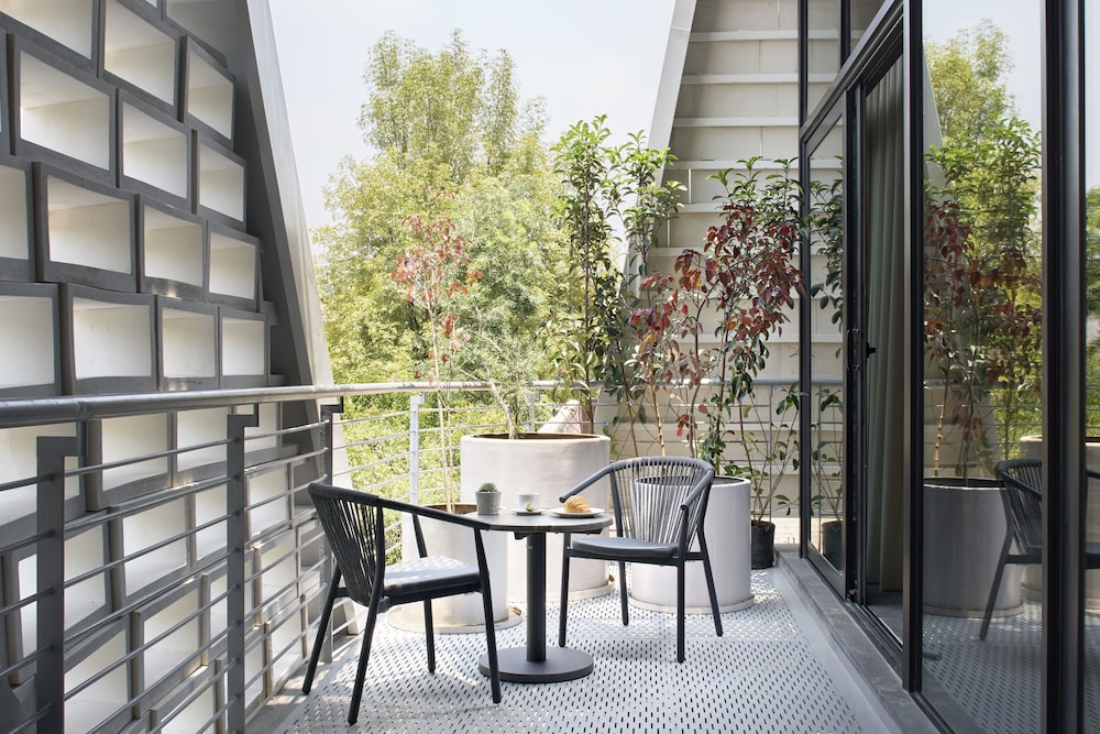 Luxe Apartment - Photo 2