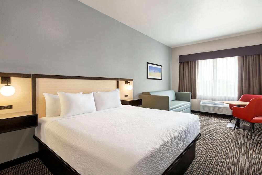 Suite, 2 King Beds, Non Smoking - Photo 2
