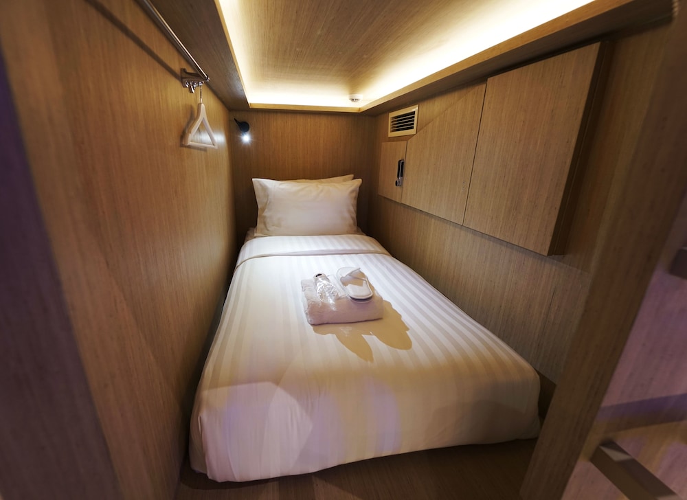 Female Single Capsule (Lower Bunk) photo 2