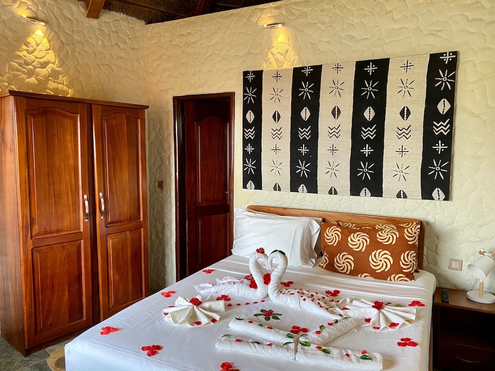 Junior Chalet, 1 Queen Bed, Garden View, Garden Area (Air Conditioned)