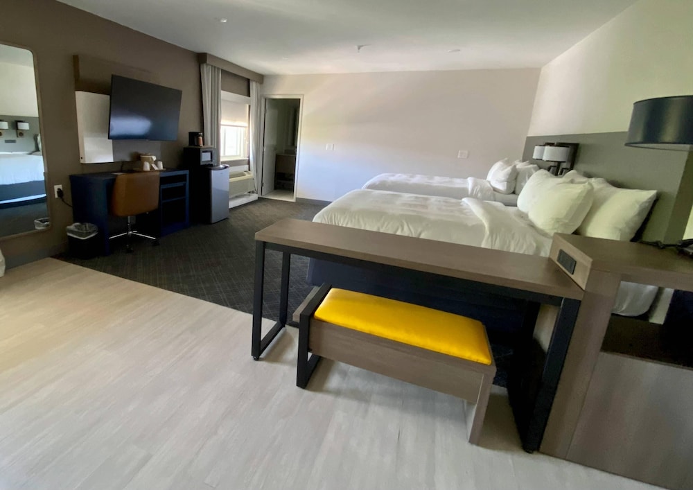 Suite, Multiple Beds, Non Smoking - Photo 6